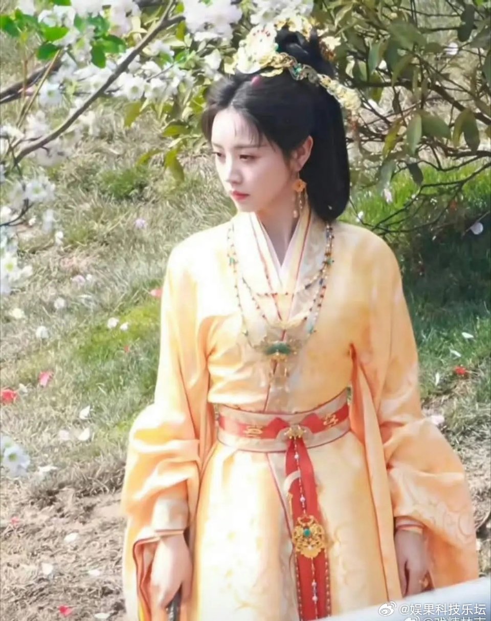 撞衫的陈都灵和田曦薇，还是陈都灵更有灵气