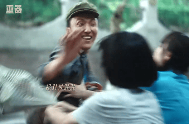 张佳宁新剧被流氓骚扰看《重器》这段看得手心攥紧！张丽慧猝不及防遭遇骚扰，身体本