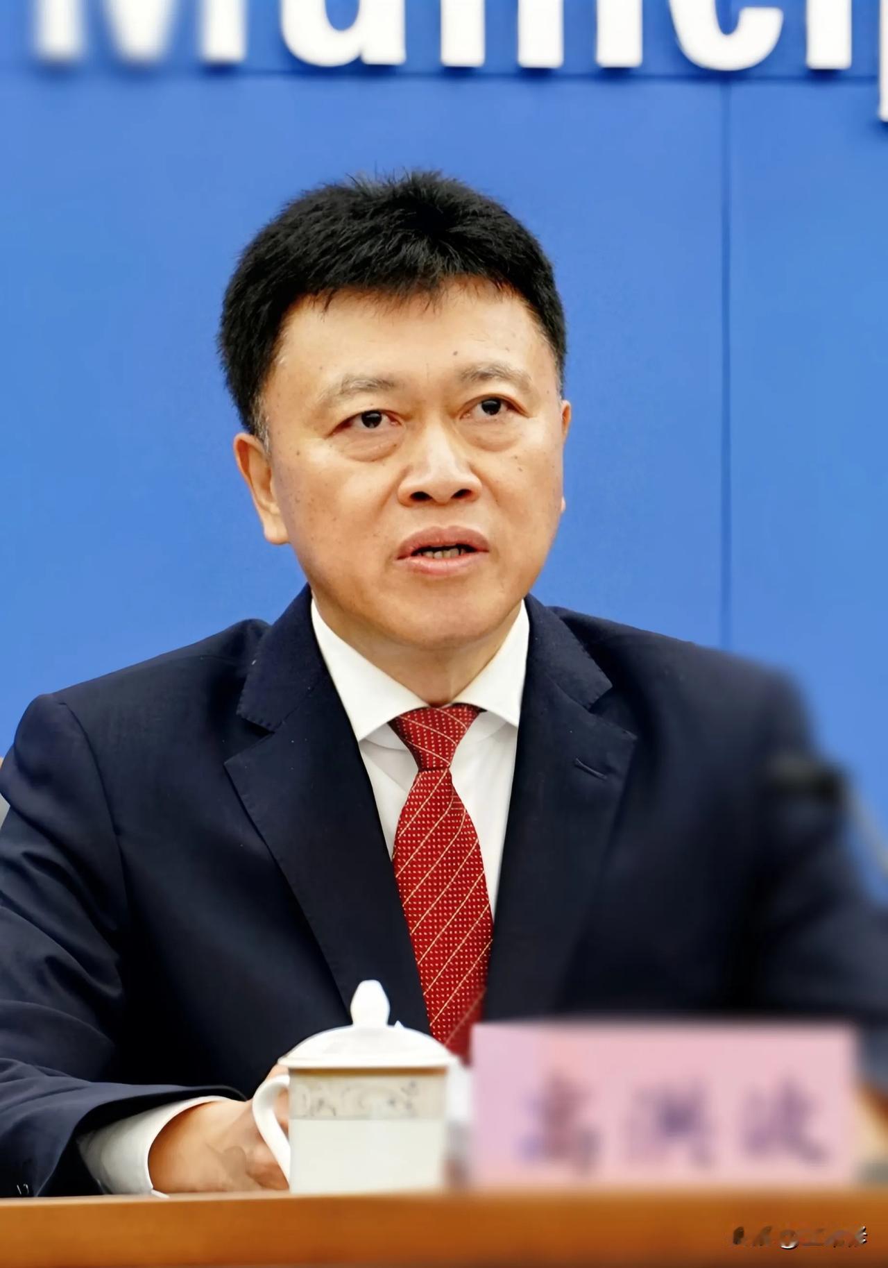 爆火的荣昌，给全国打了六个样∶1.城市公共区域停车免费、交警以引导为主，不贴