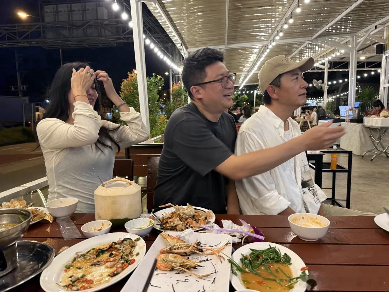 54岁戴军和朋友在泰国曼谷一家餐厅吃海鲜大餐，他的打扮年轻时尚，身材很瘦，皮肤也