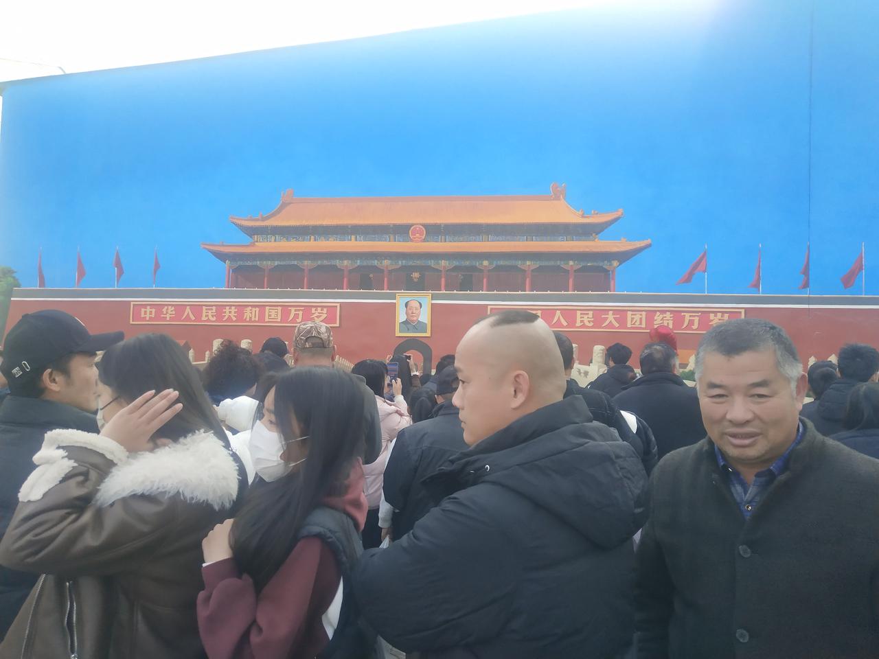 这个村天天比过年还热闹。挤也挤不动，进也进不去，就为了看几幅画。没去过天安门