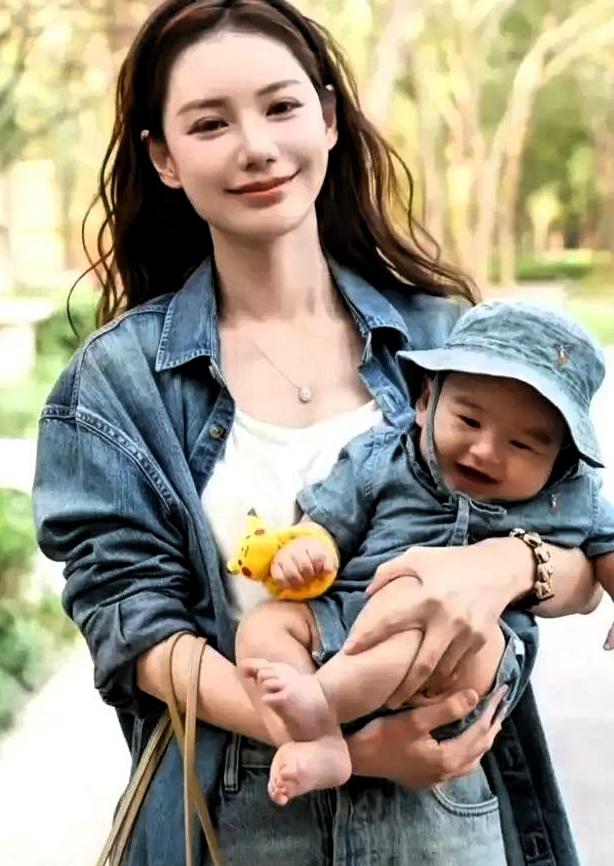 豪门宝妈的日常有多真实？马筱梅遛娃随手一拍，烟火气直接拉满看多了明星家庭刻