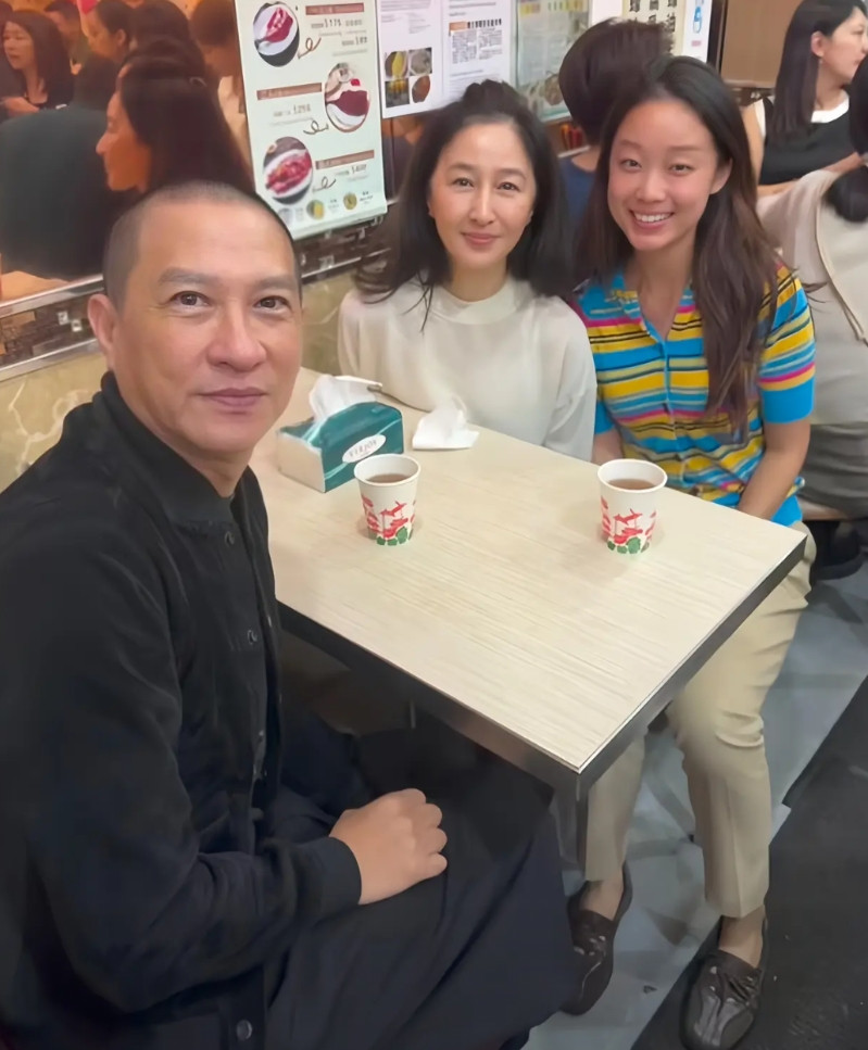 张家辉和老婆关咏荷现身香港一家餐馆吃饭，夫妻俩穿衣打扮低调朴素，甚至脸上都没有化