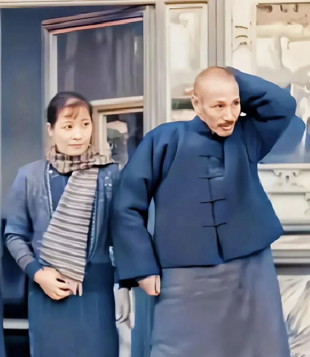 晒晒过去的老照片1934年11月10日，蒋介石夫妇来到山西太谷县孔祥熙的家乡，蒋