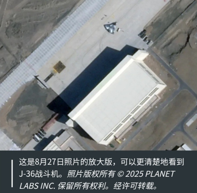 美国《战区》网站公布的卫星图片显示，中国两款六代机已赴西北大漠某基地进行测试。
