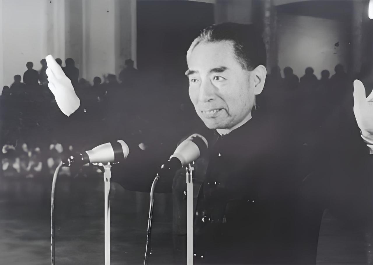 1964年10月16日晚上，北京人民大会堂里，周总理走到话筒前，轻轻拍了拍扩音器