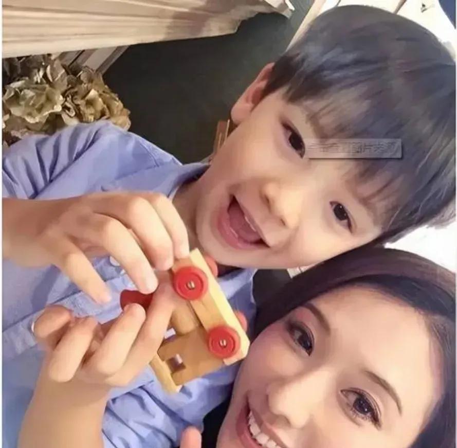 林志玲精修图和直出图差距很小，顶多是拉了下曲线调了个亮度。50岁，生了孩子没几