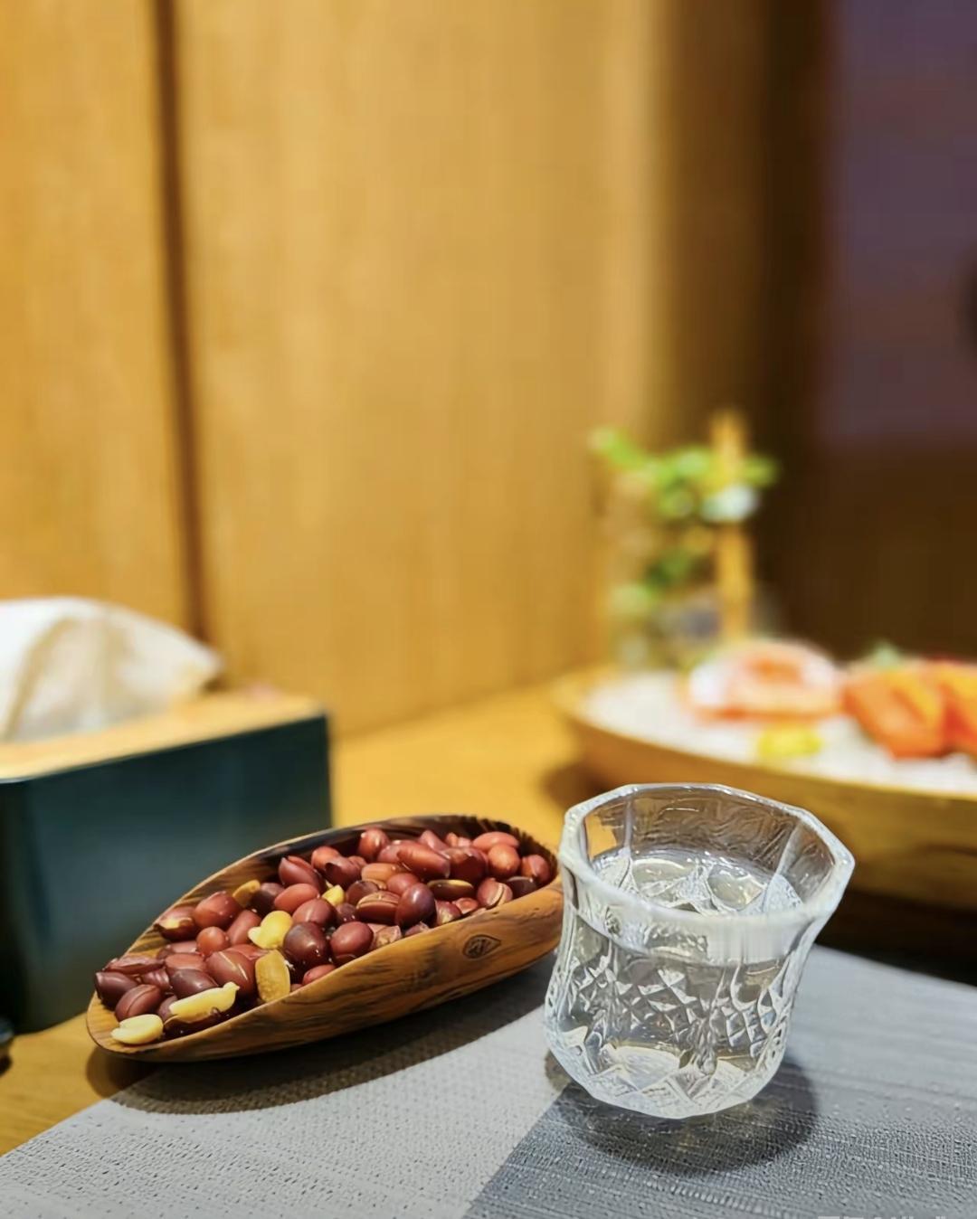 我对象每天半夜下班，不管多晚都要先喝杯花生米才睡觉。就一小玻璃杯，二两左右的袋装