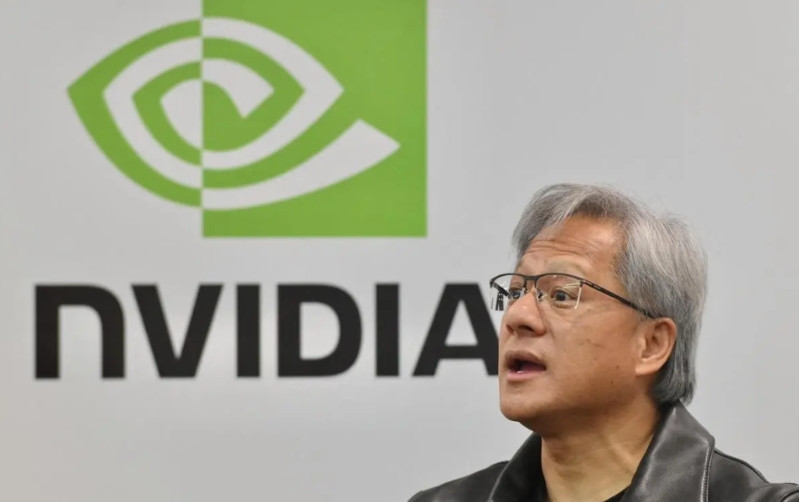 英伟达这回直接把“科技天花板”捅破了！市值首破5万亿美元，不仅甩了微软、苹果几条