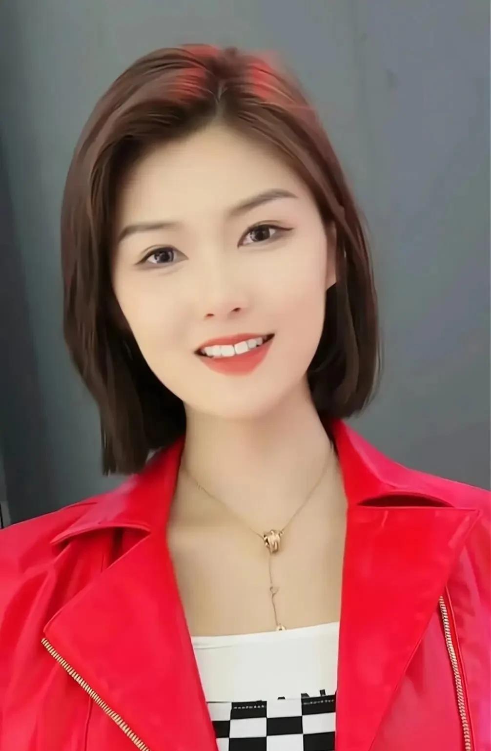 车模程儿真漂亮身材高挑皮肤白皙容颜俊美真乃美人一个