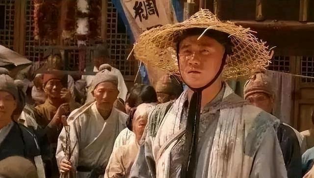 朱元璋路过一破庙，见一乞丐睡觉姿势如卧虎，朱元璋大惊，立刻拔剑对侍卫说：快杀了他