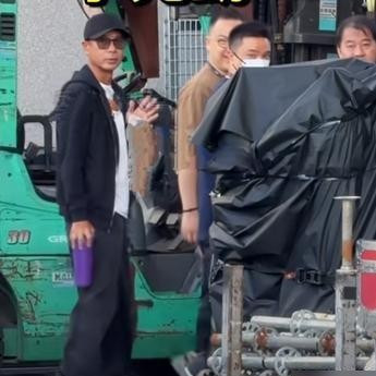 许志安红馆办尾场演唱会，歌神张学友都亲自去撑场，结果第二天刷屏的居然是台下坐着的张卫健。近镜头一拉过