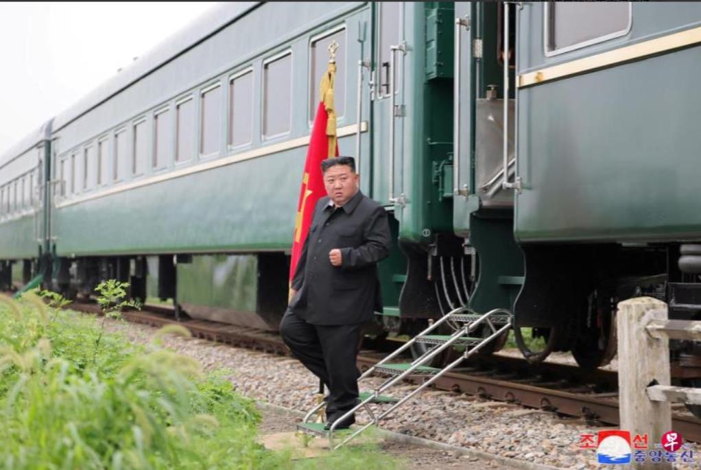 金正恩最新动态。朝鲜中央广播电台报道，朝鲜领导人金正恩1日搭乘专列从平壤启程赴