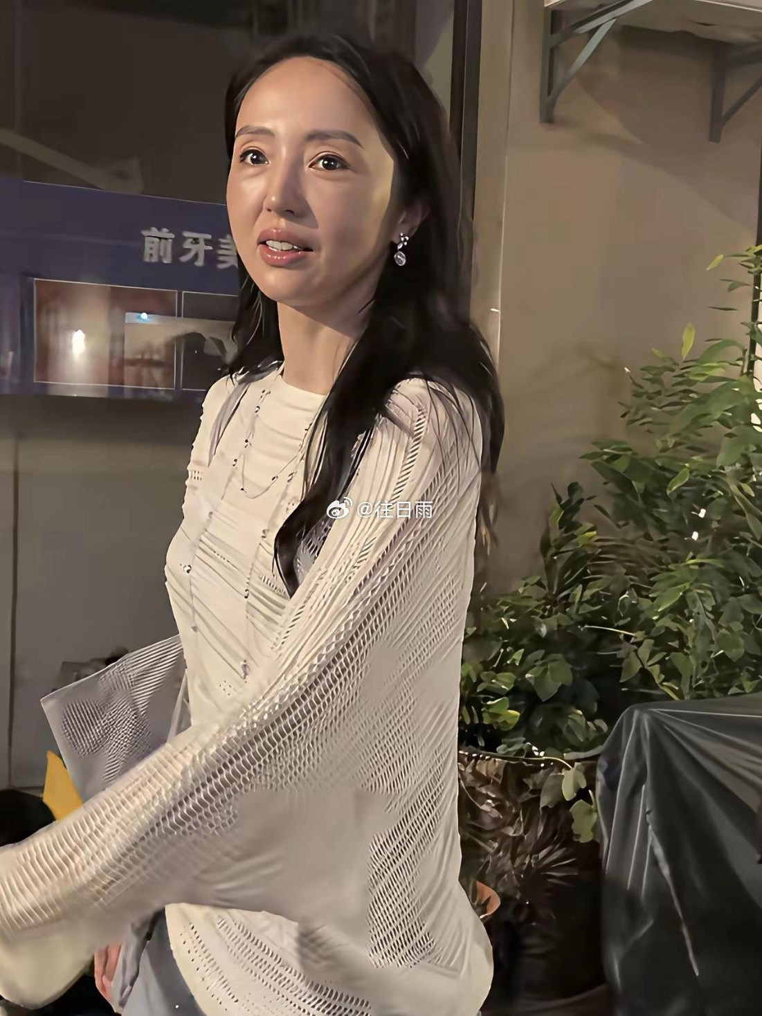 她从年轻时候我就欣赏不来她的美