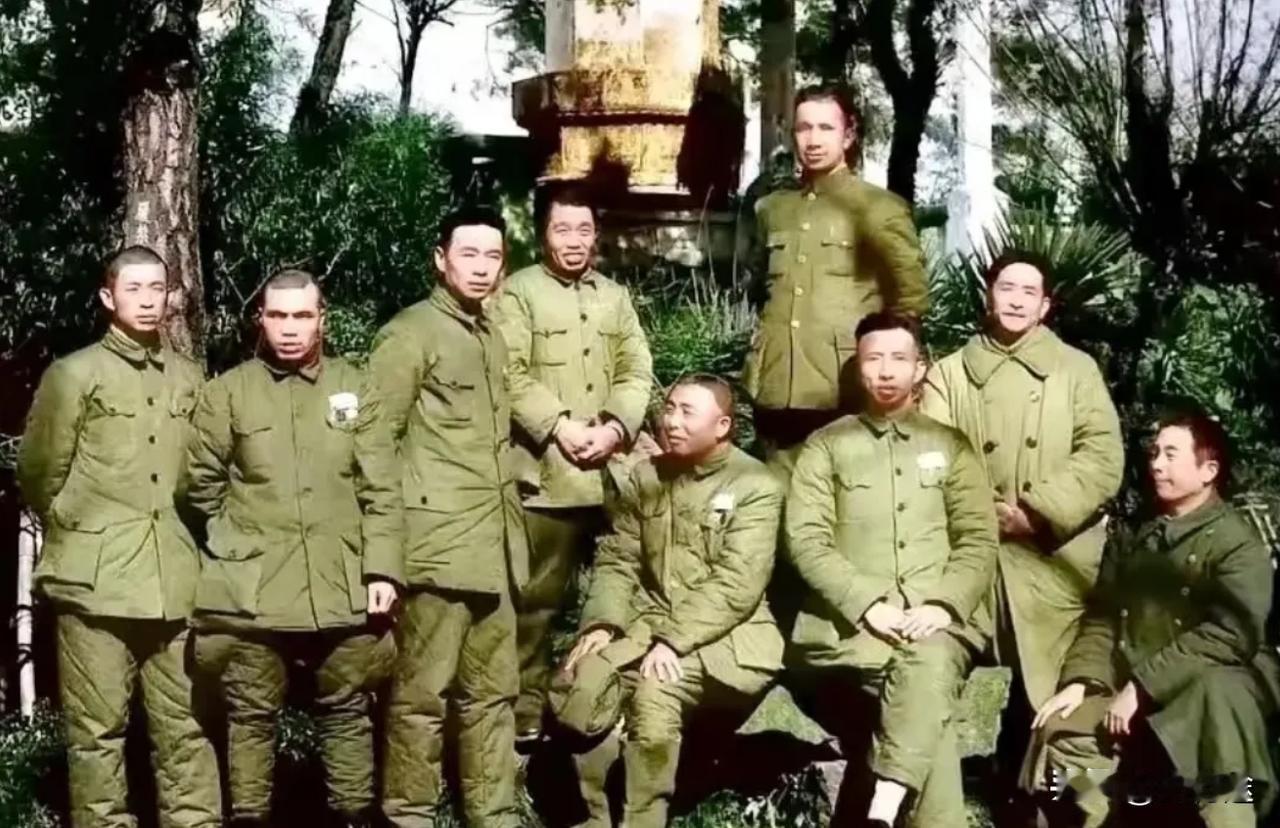 1950年，解放军第三野战军部分高级将领的一张合影，能认出画面中三位以上的，说明