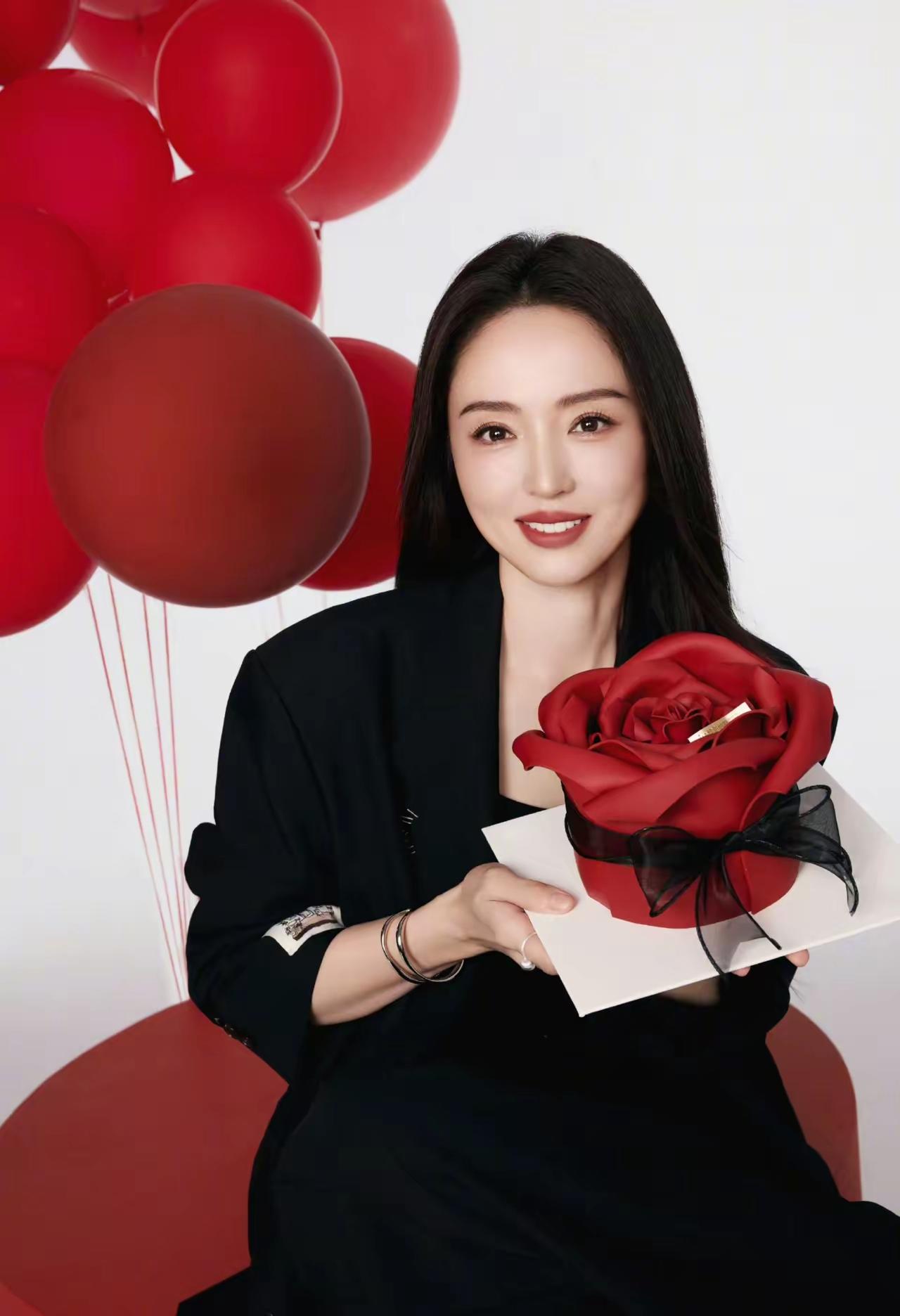 11月5日，董璇在社交平台分享自己的生日照片，并配文:“一起许个愿吧！”照片中