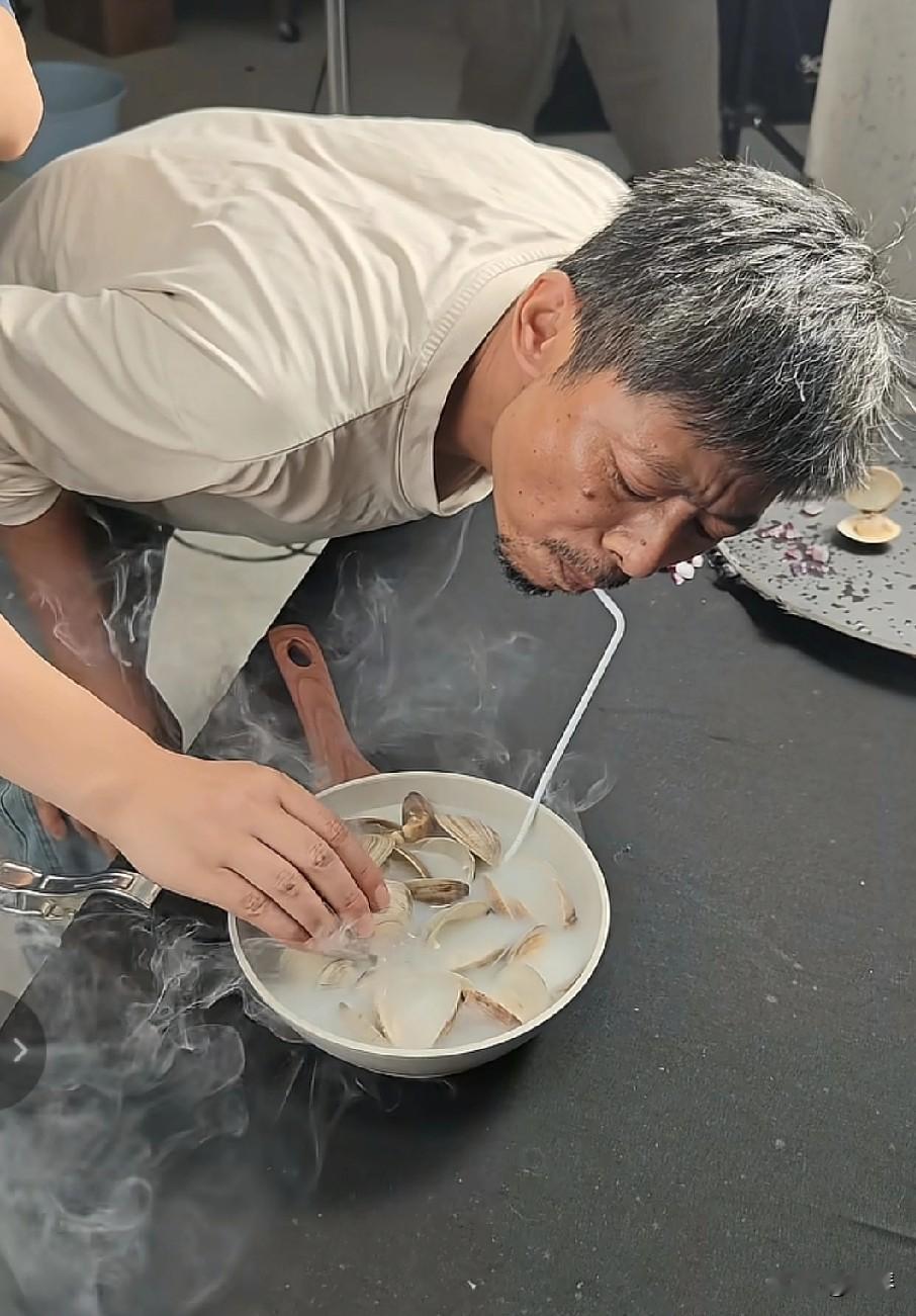 看到海鲜这拍摄现场，你还会买吗？这画面真的是美食界的“大型诈