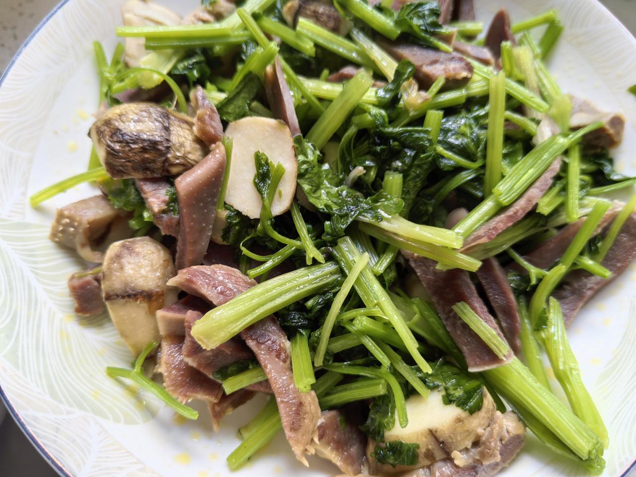 丈母娘快来说说，如果亲家母是家庭主妇，你接受吗？我一个远房表姐是职场能人，有