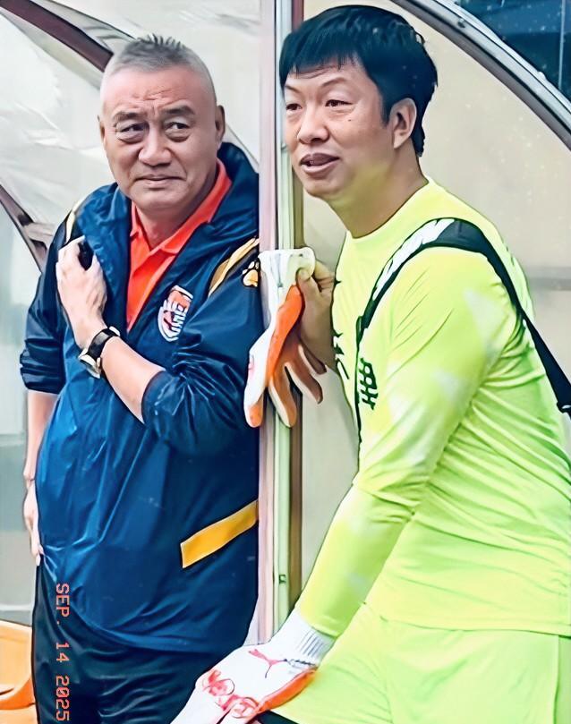王维满大概可以说是国内最好的守门员教练了吧，他的弟子真的是桃李满天下，曾培养出好