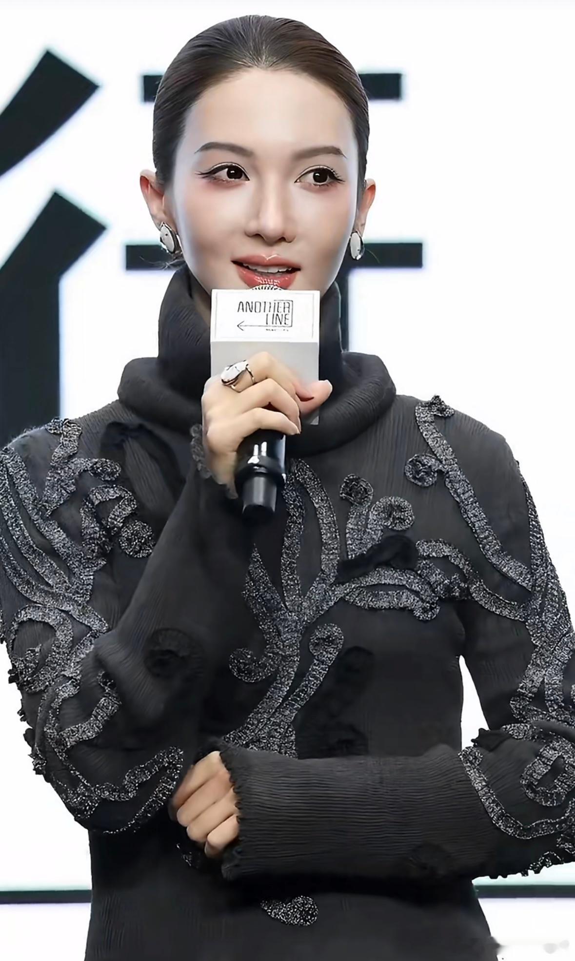 金晨怎么变这样了红毯生图一出来直接惊到！暗黑妆+高盘发气场拉满，35岁从甜妹到