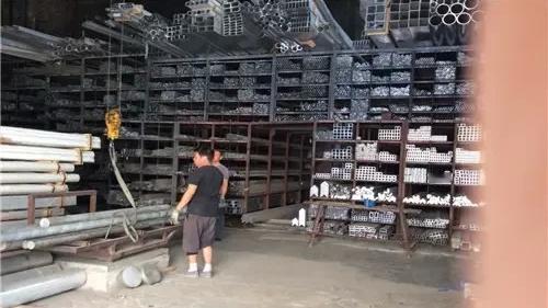 中国现在铝产量世界第一，一年能造4500万吨，全球六成都是咱们的。印度排第二，产