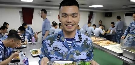 航母有多难养？山东舰编制几千人，食堂一天做七顿饭，顿顿都很丰盛，光是每天伙食费高