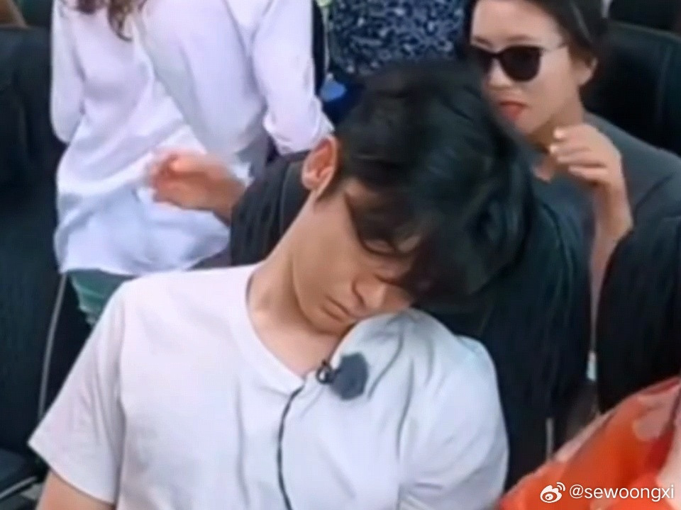 给侯明昊累成当地人了笑死我了[捂脸哭]​​​
