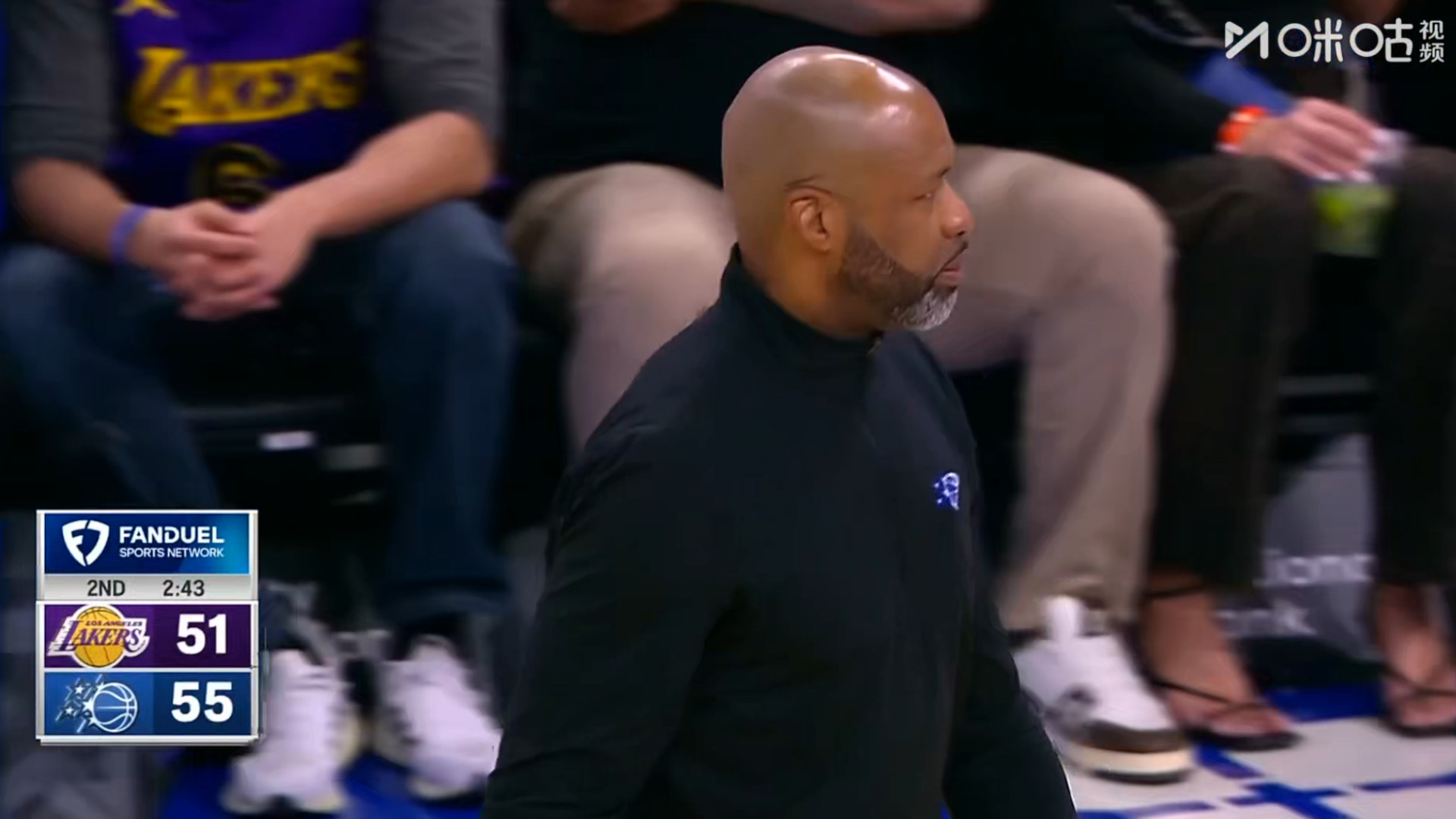 东契奇上来以后湖人的进攻还是有保障，魔术叫暂停了。好消息：斯玛特回来了，没有大