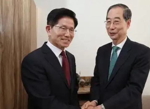 韩德洙终于“火线入党”！原韩国无党派总统候选人、前国务总理、代总统韩德洙今晨宣