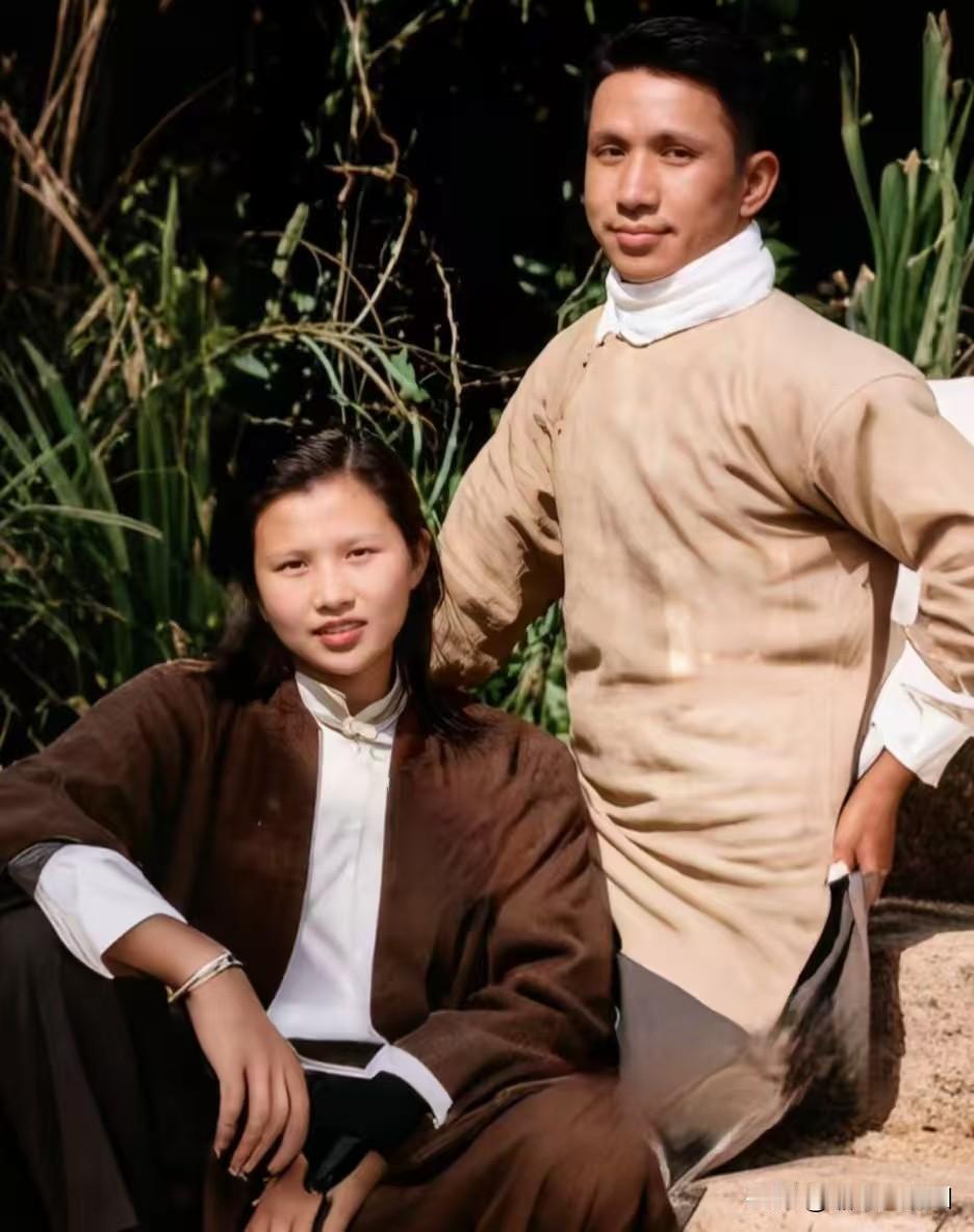 这是粟裕大将和夫人楚青的真实照片。不是剧照！非常罕见！怀化市粟裕公园粟裕是