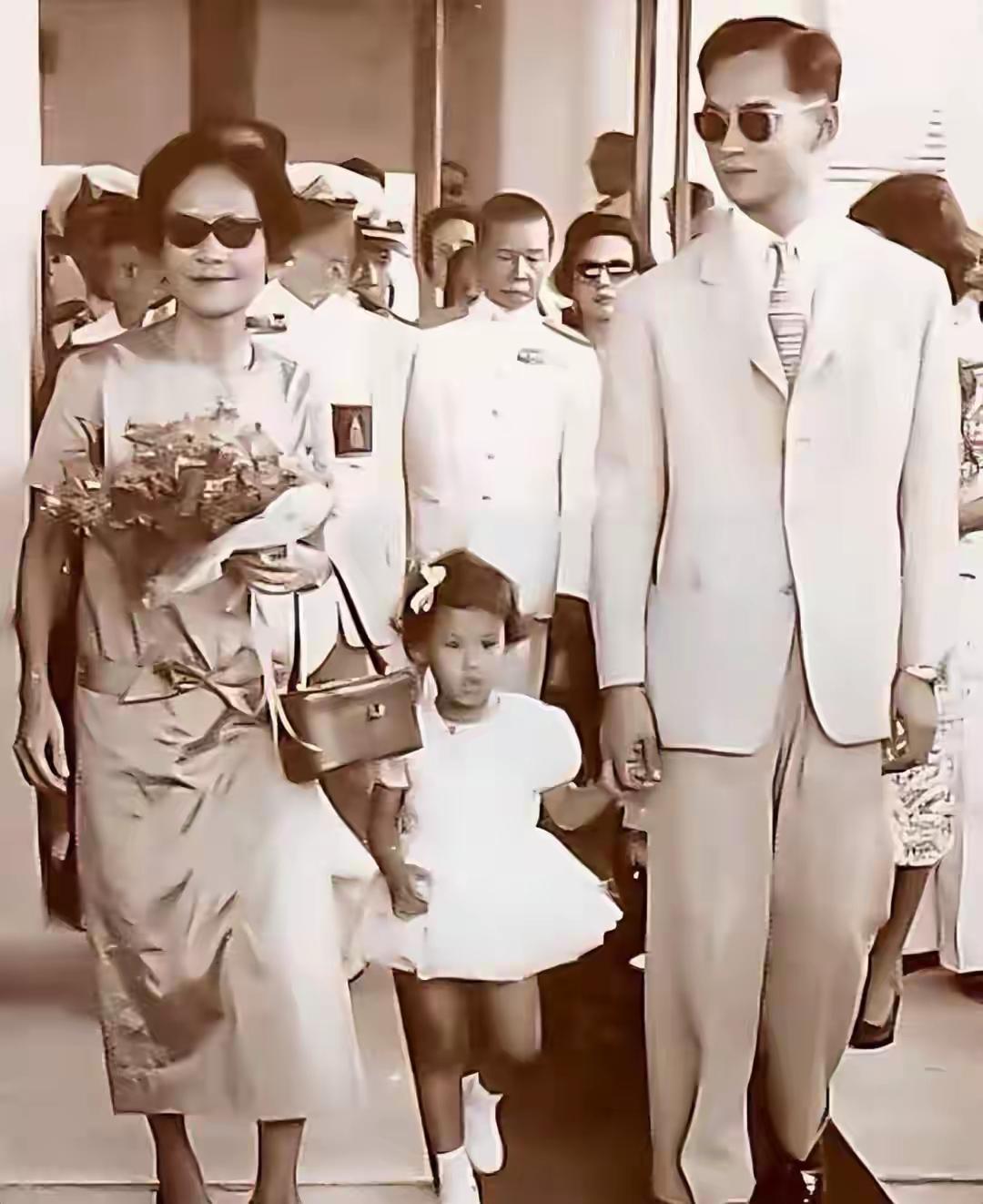 老国王母亲心里也是苦，孩子尚幼小时丈夫早逝，大儿子才20岁被枪杀，小儿子年纪轻轻