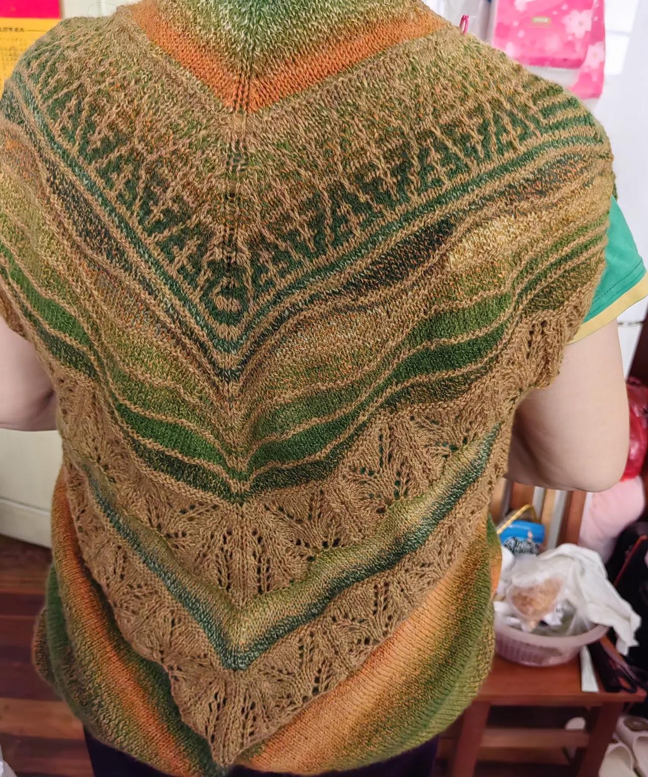 退休在家喜欢织毛衣。现在的毛线好漂亮的，织的衣服也好好看。这两件衣服，袖子还没缝