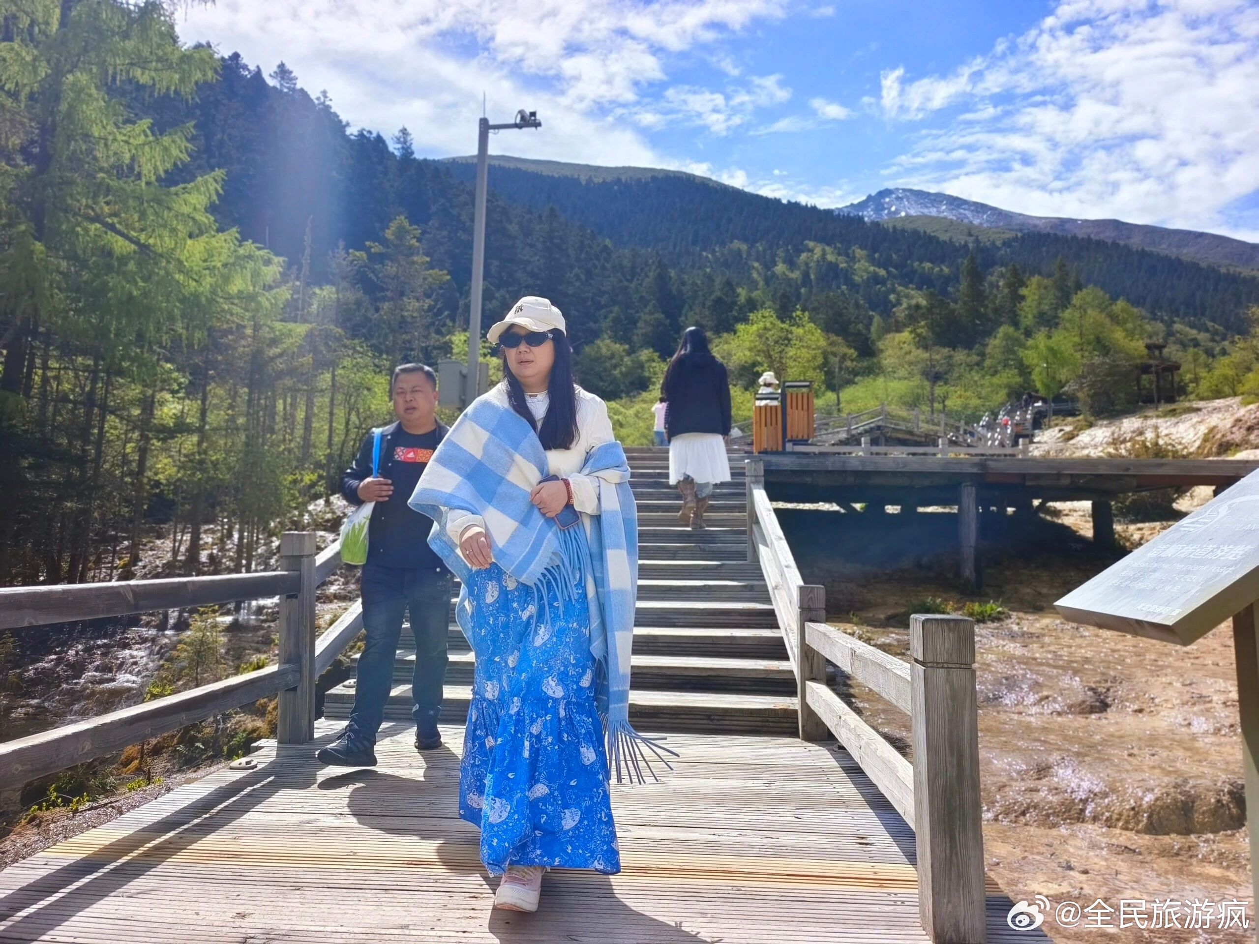 【清光初现，钙华滩上写诗行】黄龙徒步揽清光六月中旬的黄龙，水色正从春的含蓄转向