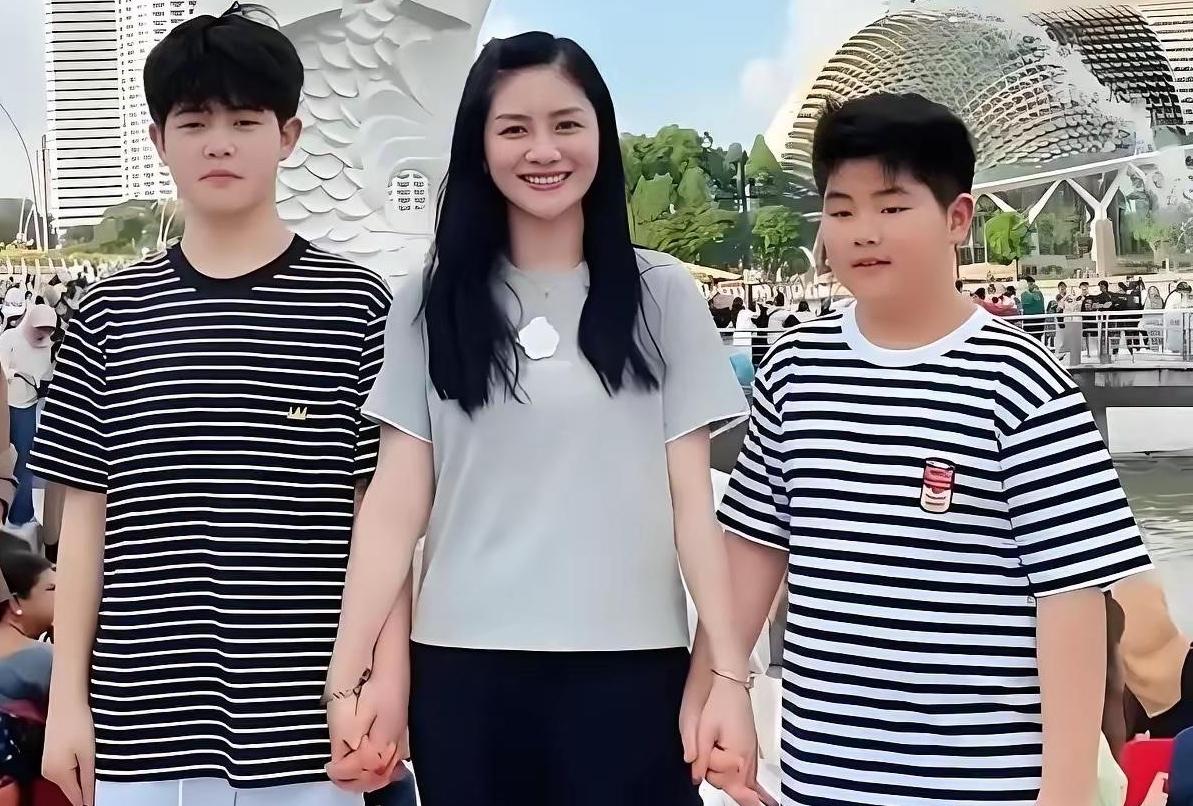 女神两个儿子养得白白胖胖，可惜一点都没遗传到妈妈的美貌基因。小帅哥