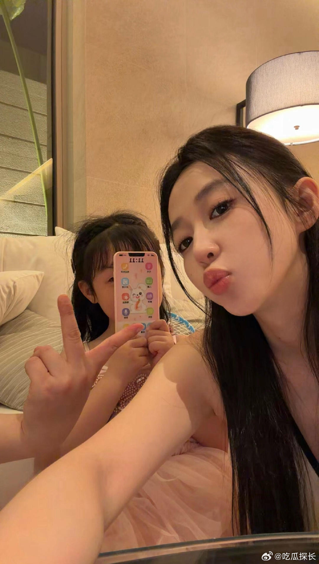 潘玮柏宣云女儿5岁近照潘玮柏女儿都长这么大了潘玮柏女儿都长这么大了，旁边的大手肯