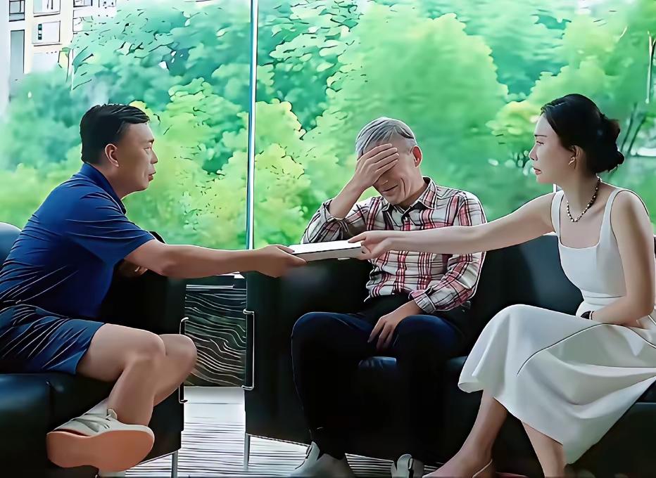 田朴珺采访段永平赠书被人家拒绝，一旁的王石也是极其的尴尬，只能捂脸掩饰现场的尴尬