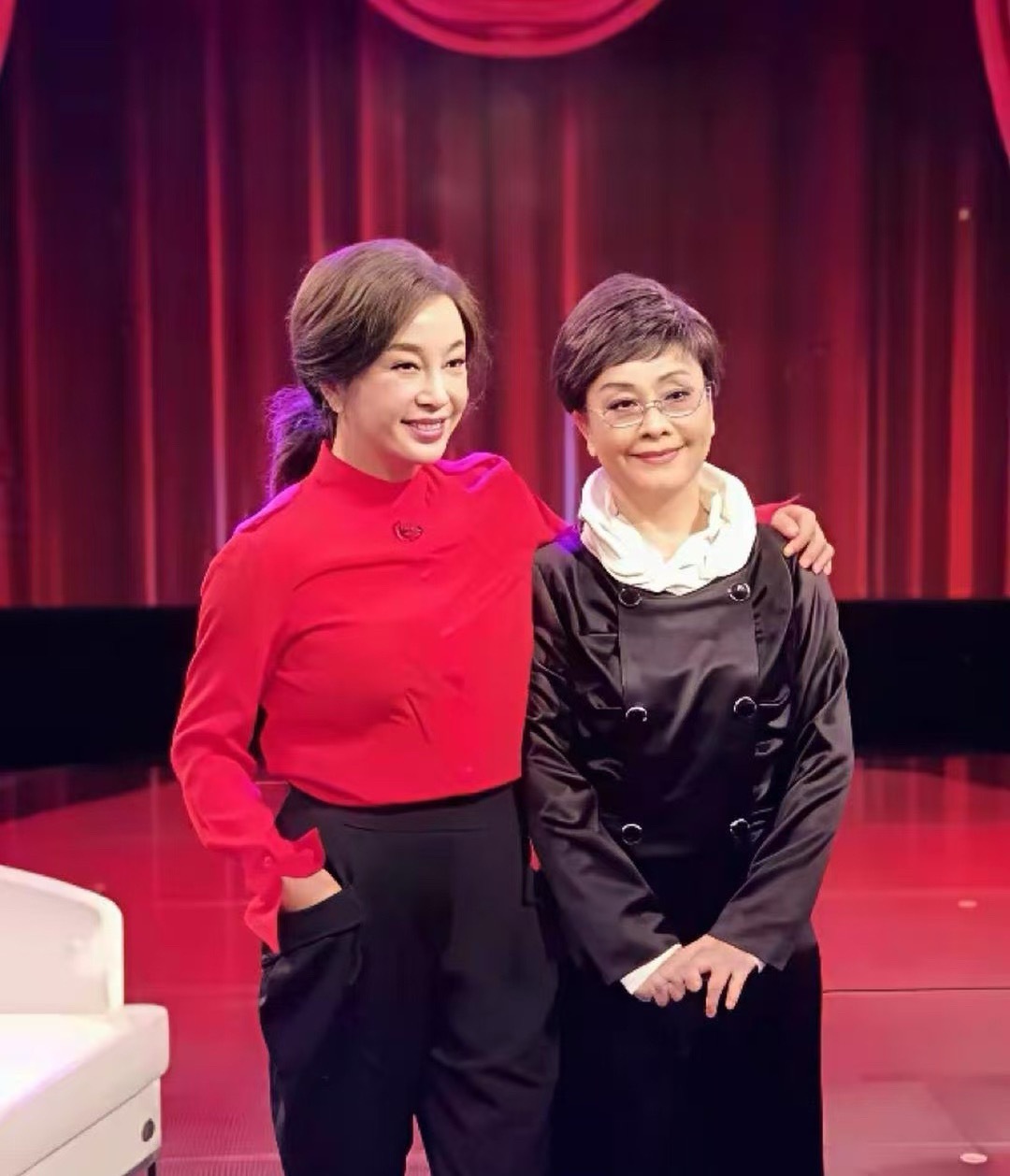 75岁刘晓庆和79岁李谷一一起出镜，明明只差4岁却像隔了辈，到底谁在定义“老该什