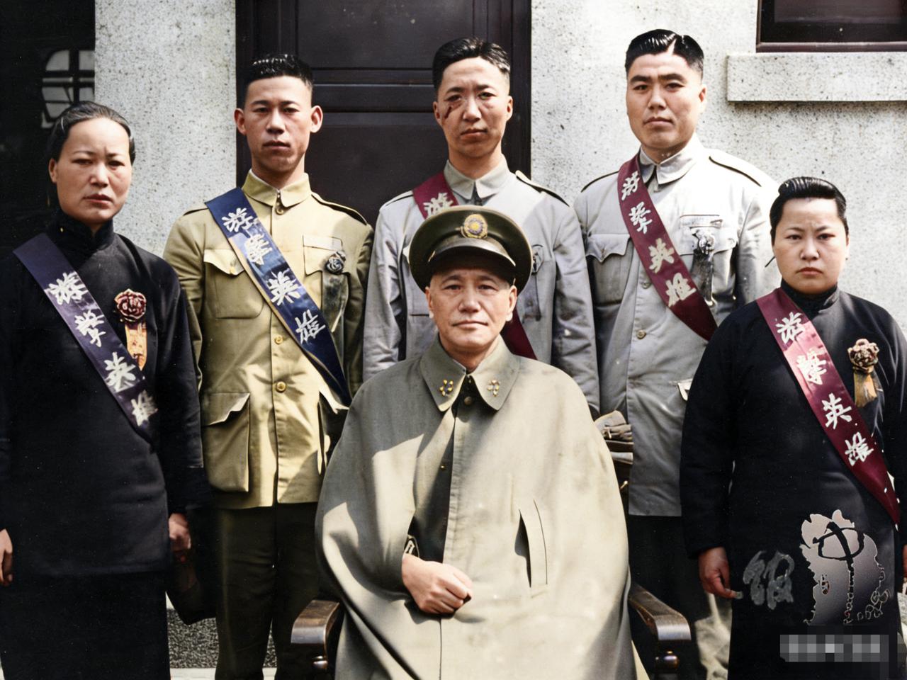 1953年，蒋介石在台北阳明山，同五位“游击英雄”，一张罕见的合影，在这五个人中