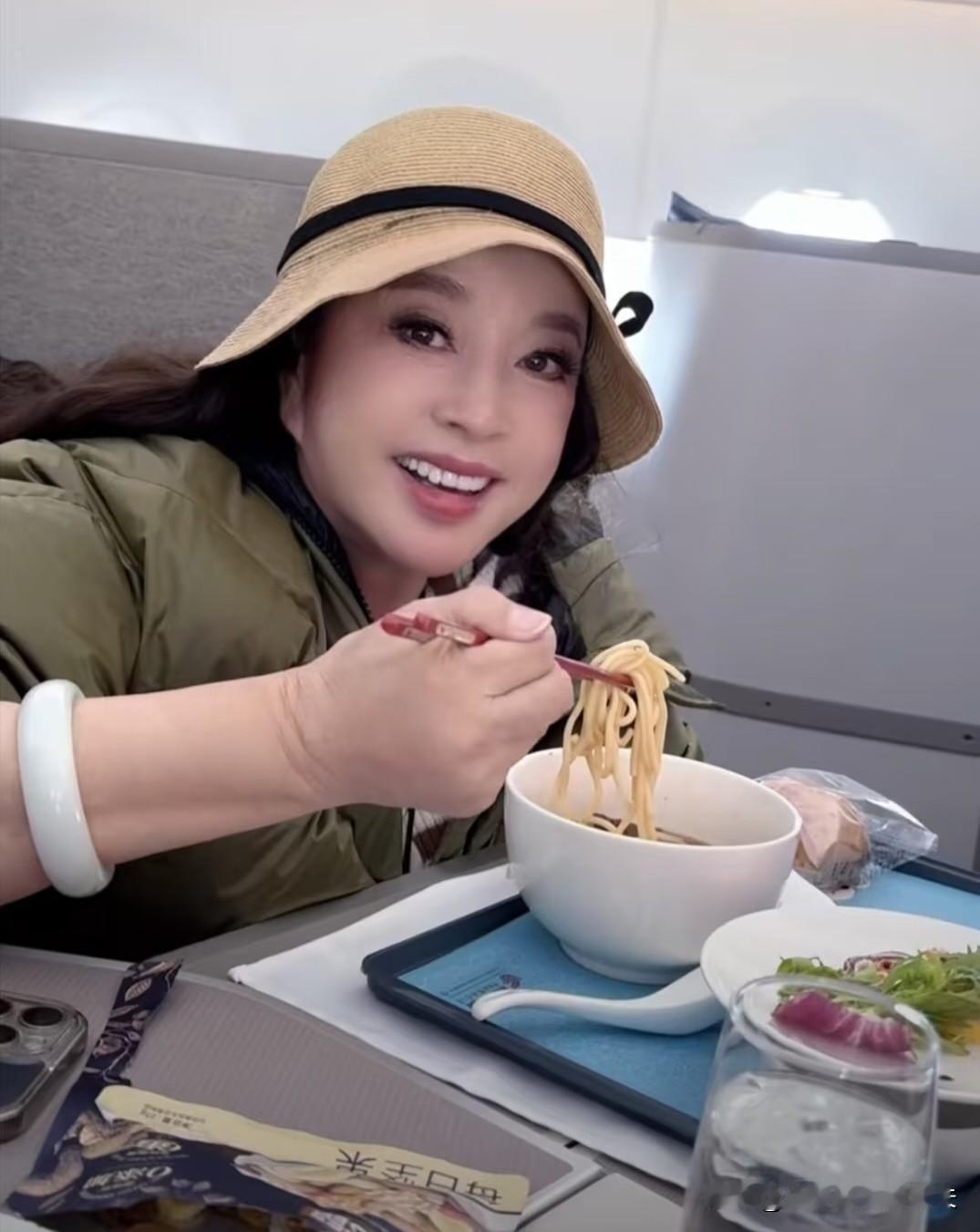 刘晓庆这次真的让人服气。七十五岁的人，体检单上骨密度比办公室三十多岁的人还高。