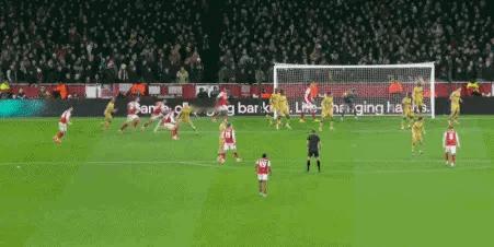 阿森纳和水晶宫的点球大战，凯帕坚决守株待兔，8轮点球6次扑向右手，最终等到拉克鲁