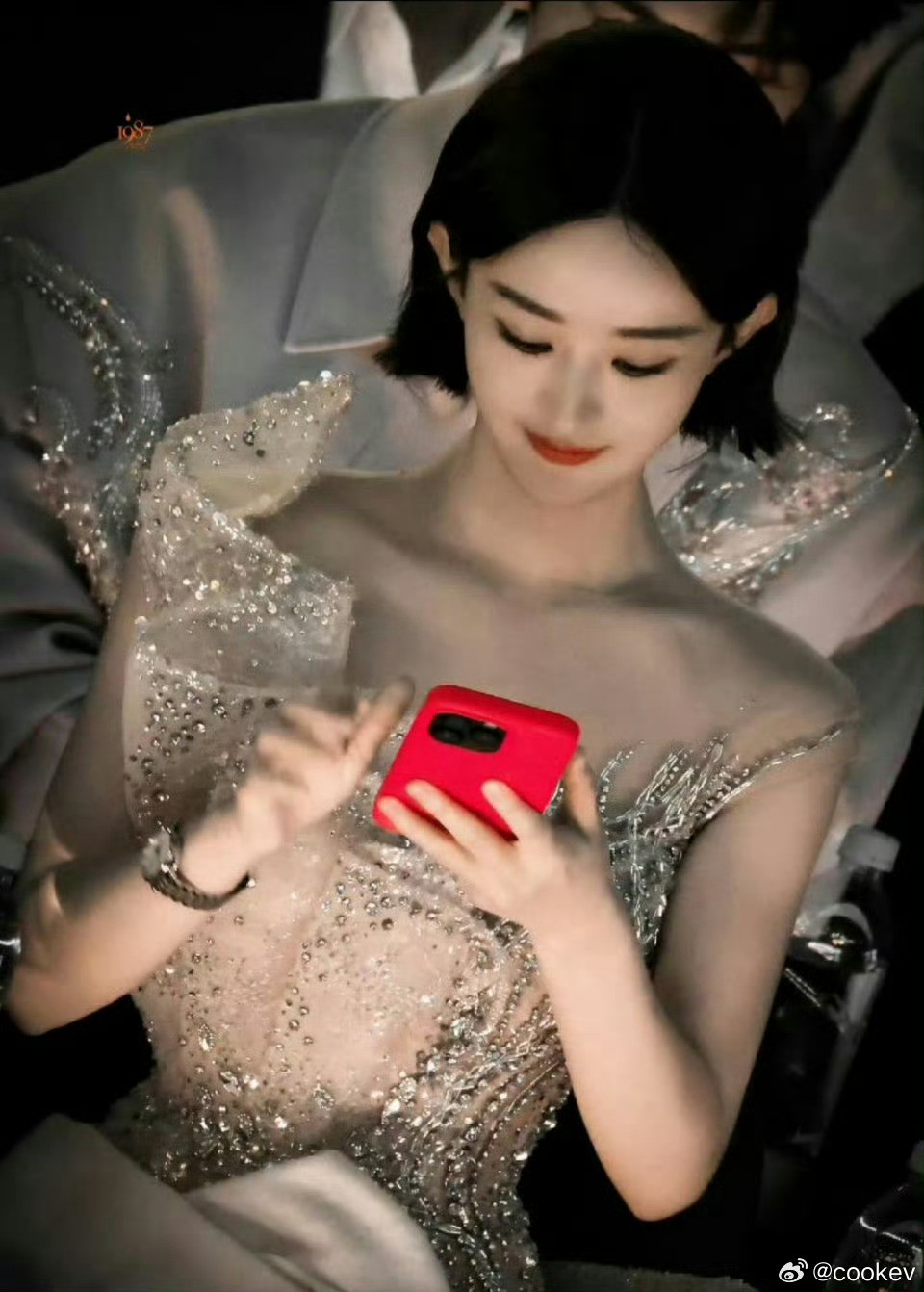 我第一眼以为赵丽颖后面是沙发背，仔细看原来是张凌赫张凌赫身材也太好了吧？赵丽颖