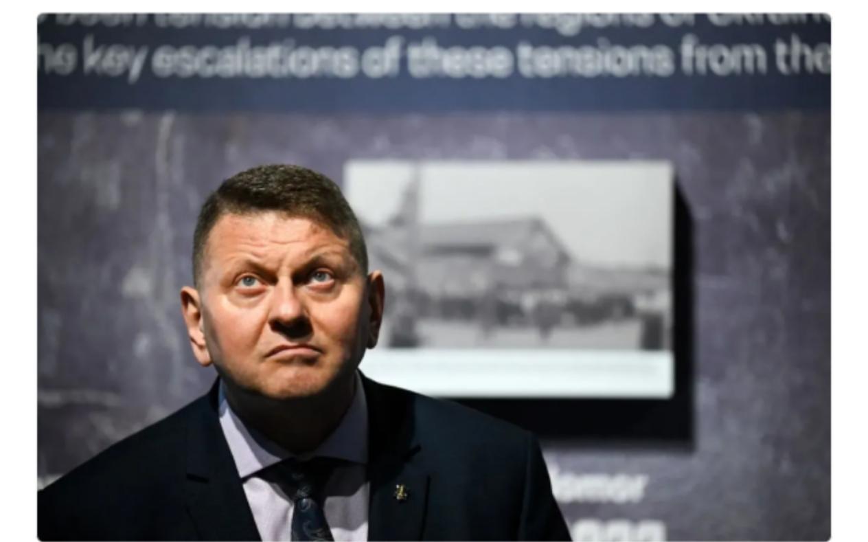 数十名乌克兰特工冲进乌军司令办公室一顿乱搜，这是多么令人震惊的场面，而这一幕就发