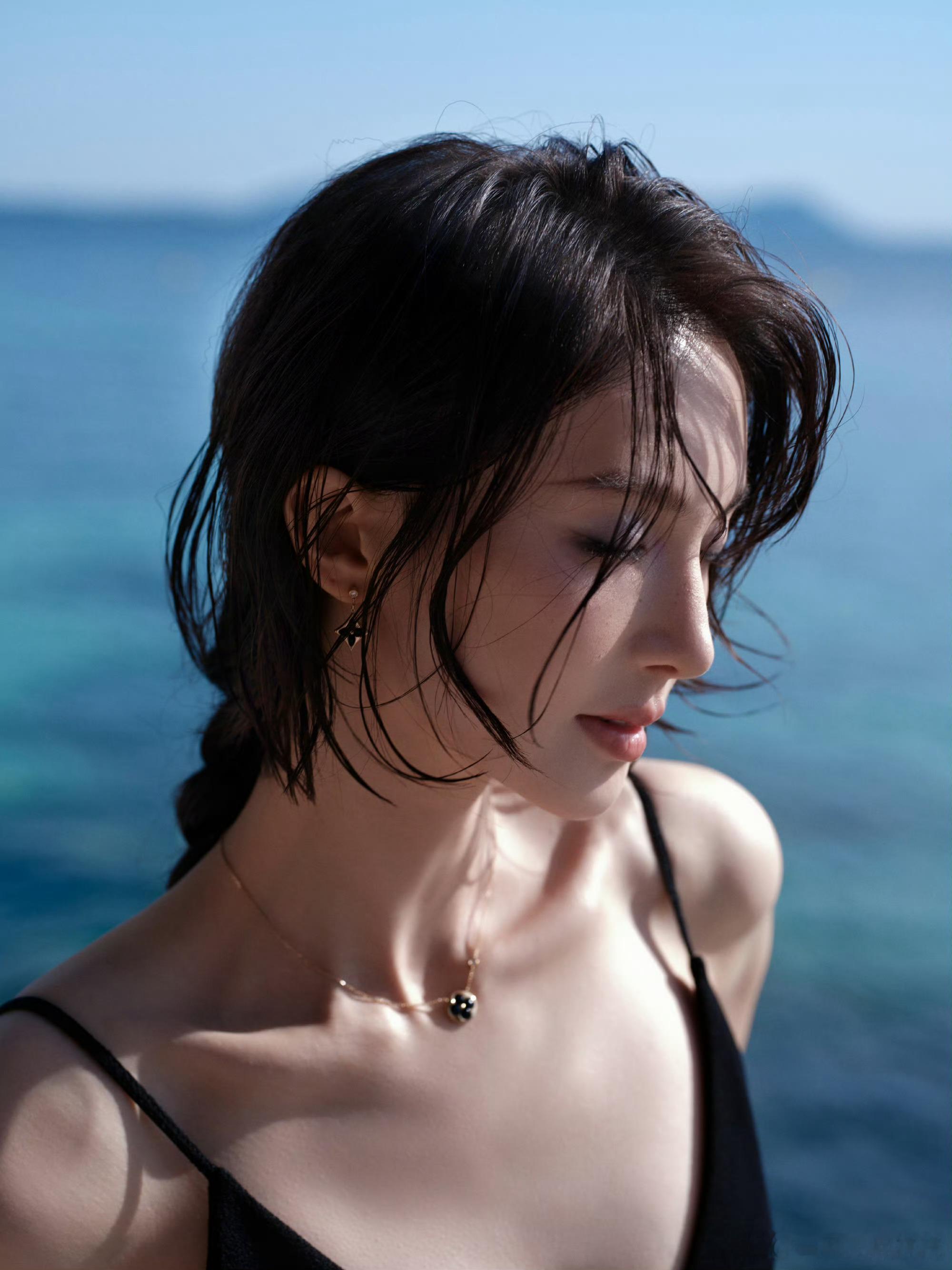 金晨申敏儿同框这次金晨的妆容造型都非常完美，酷女孩就是要湿发啊​​​