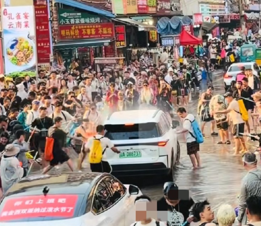 怪不得在泼水节上被喷的白车车主要报警，看了完整的视频，确实很崩溃。那个背黄袋子的
