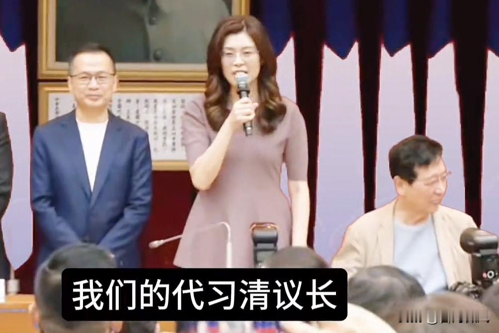 罗智强巧搭台子，韩、傅俩大佬握手言和！罗智强这场盛会大咖云集，郑丽文、傅琨萁、