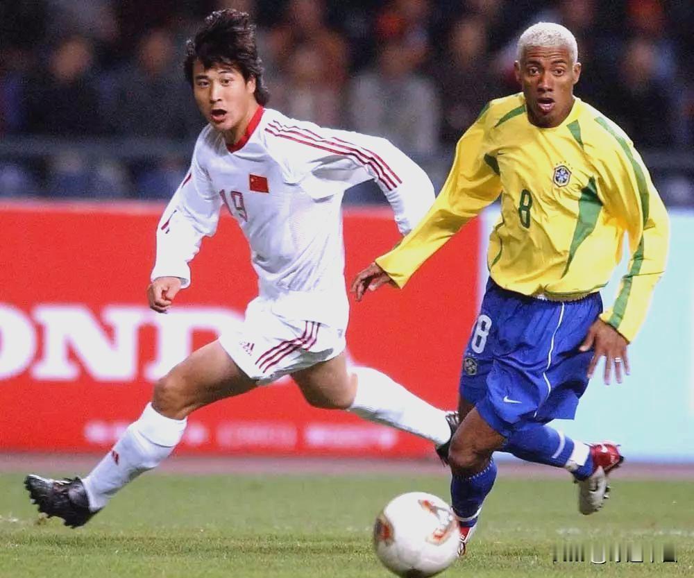 祁宏：我走上足球这条路，完全是受爸爸的熏陶。三岁的时候，爸爸是厂足球队的队员，那