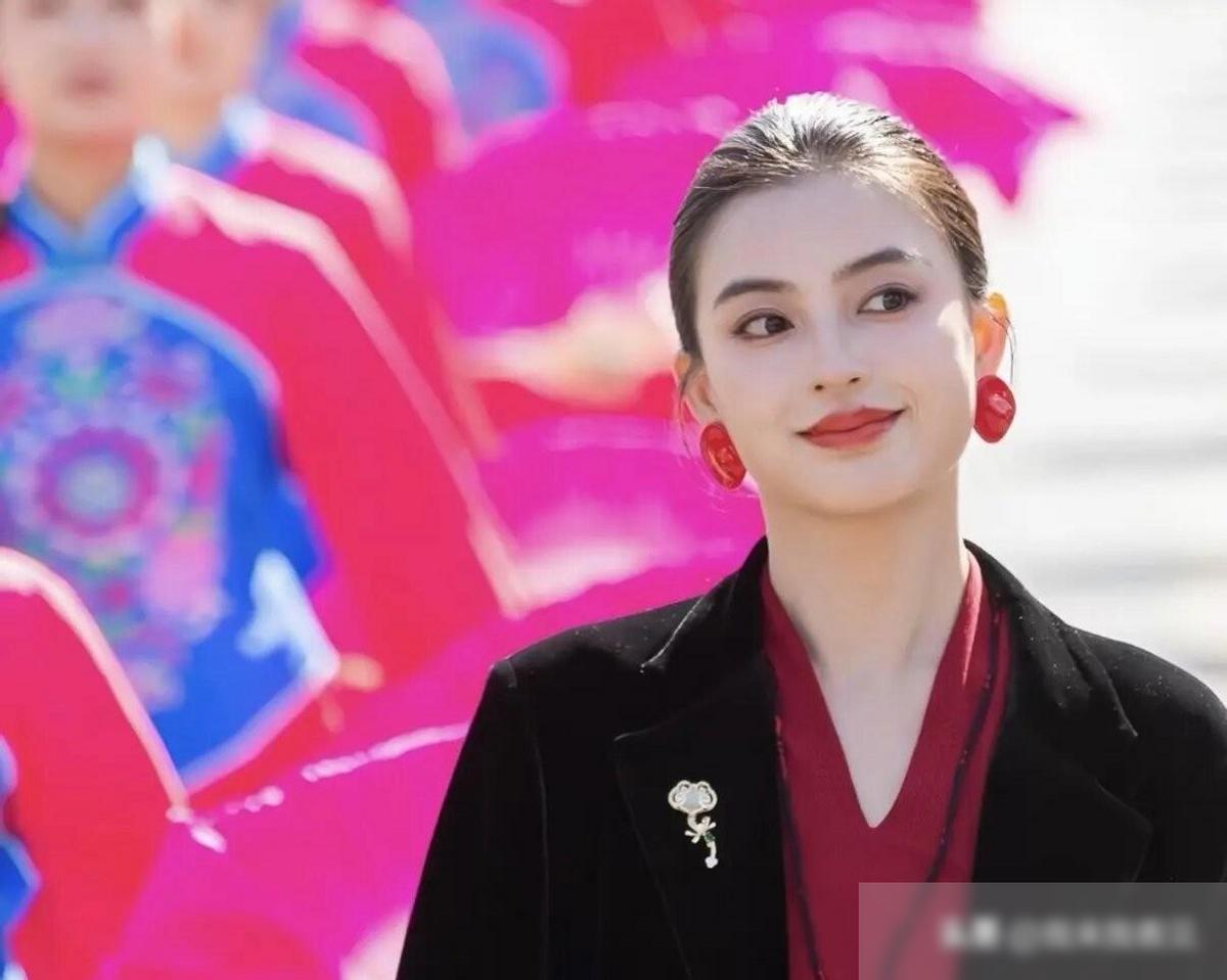 米脂的婆姨，本该在《主角》、《装台》里给“美人”打个样。这话乍一听有点冲。可