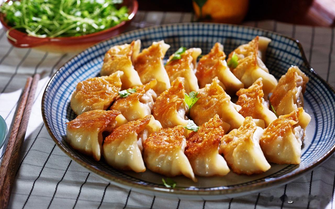 做煎饺，直接加清水vs用淀粉水1.直接加清水（纯水）·效果：