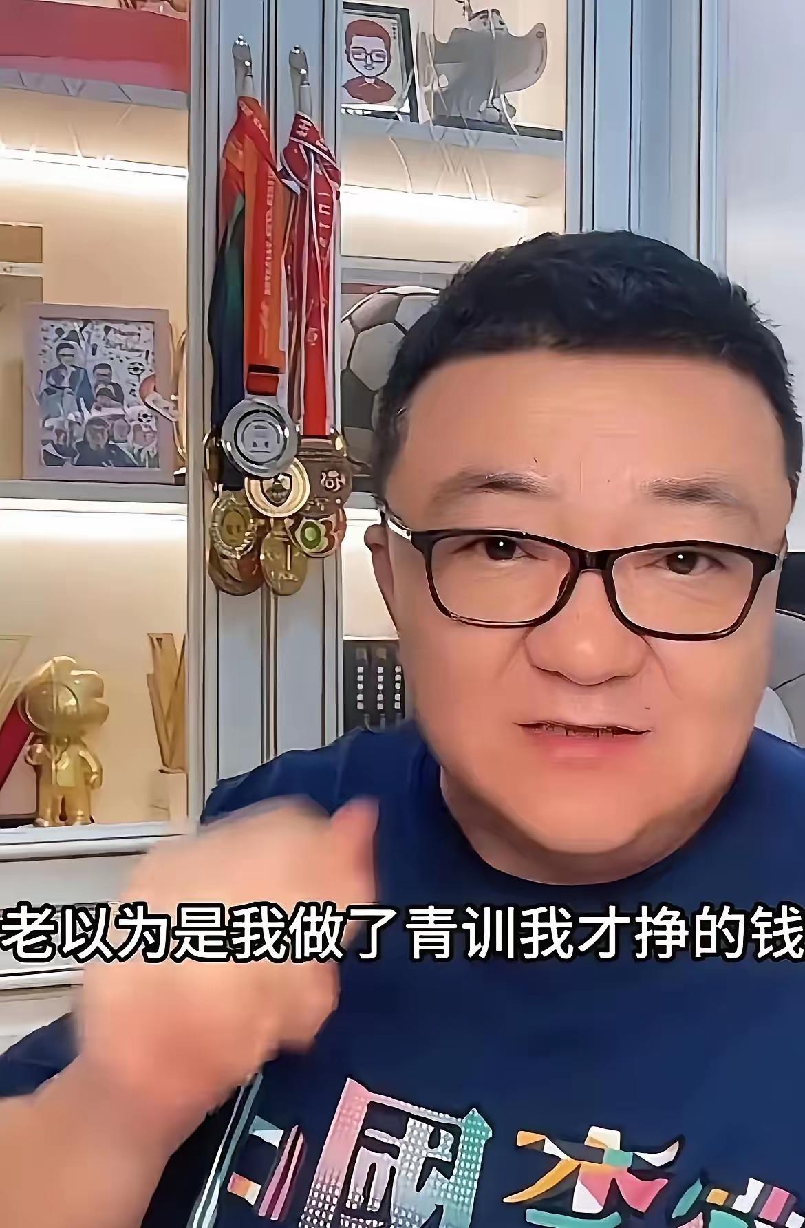 董路彻底失望透顶：自己辛辛苦苦教这批孩子踢足球，最后却发现，我教会了他们踢球，却