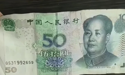 收到一张60元人民币，卖菜的老大爷被气哭了！今天早晨，我到早市上去买菜，看到路